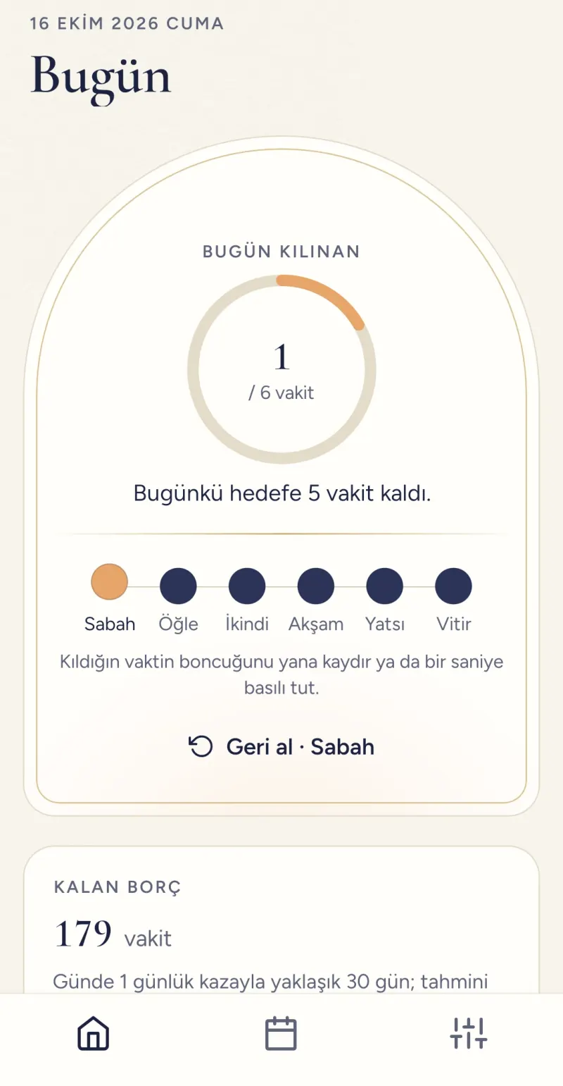 Saye Bugün ekranı: mihrap kemeri içinde bugün kılınan vakit halkası ve Sabah’tan Vitir’e altı boncuk; altında kalan borç kartı.
